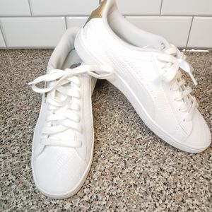 GOLD AND WHITE PUMAS NWOB